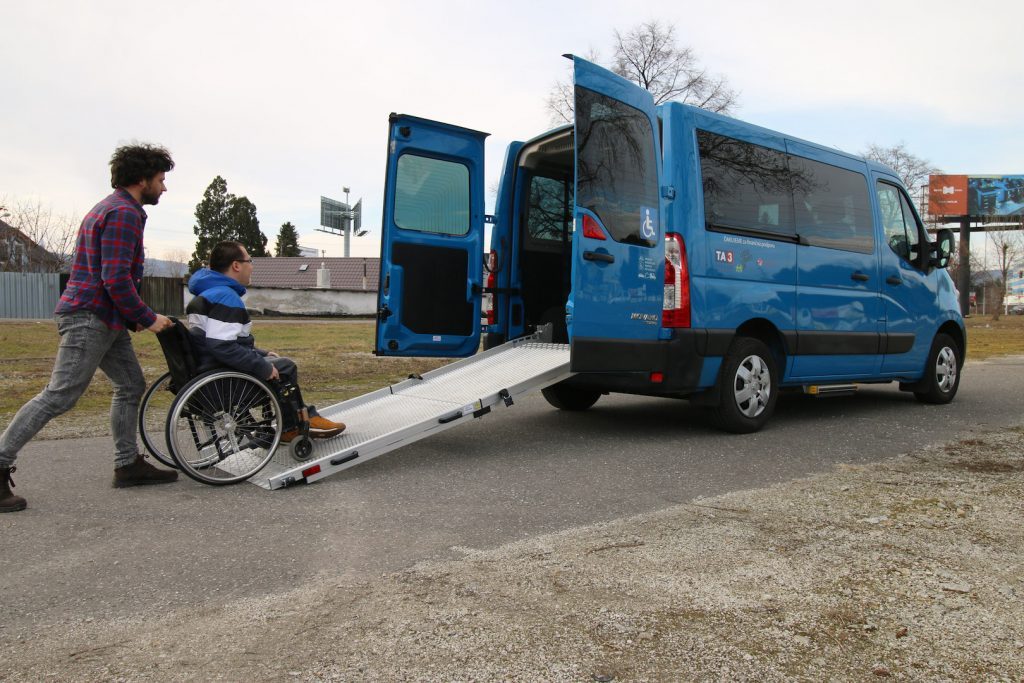 Upravený automobil s mechanickou nájazdovou rampou pre vozičkárov