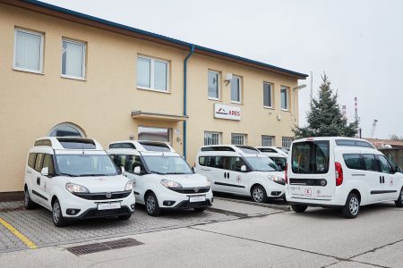 Upravené vozidlá s plošinou pre vozičkárov pre Červený križ