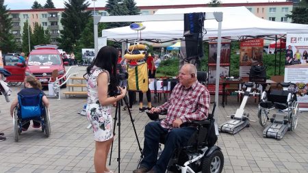 Mgr. Tibor Köböl poskytuje rozhovor do TV Lux pred stánkom ARES