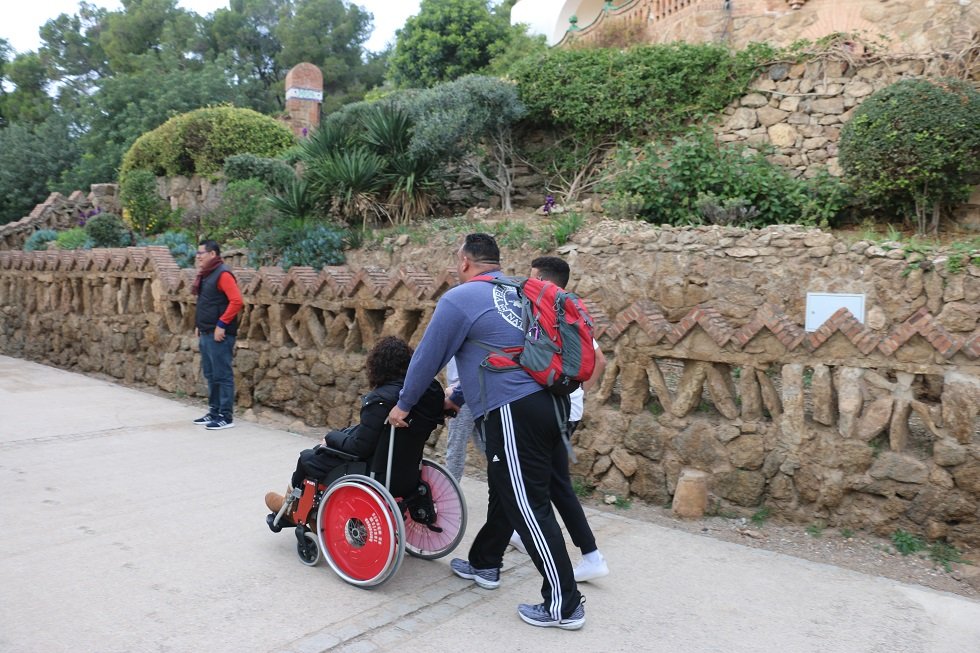 Turisti na prechádzke v Parku Güell