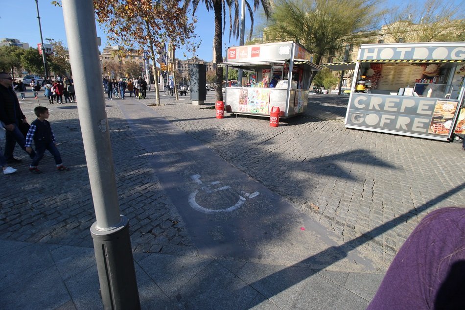 Vyznačený chodník pre vozičkárov na promenáde pri mori