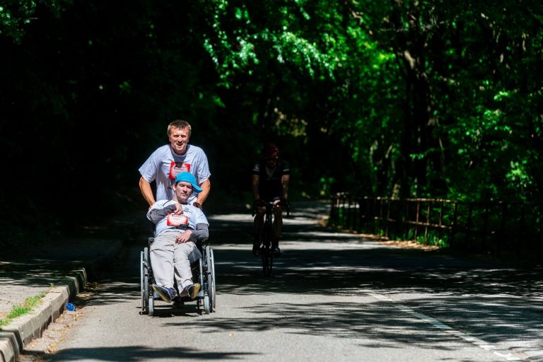 Jozef Griač s asistentom počas behu Wing for Life Foto: archvív