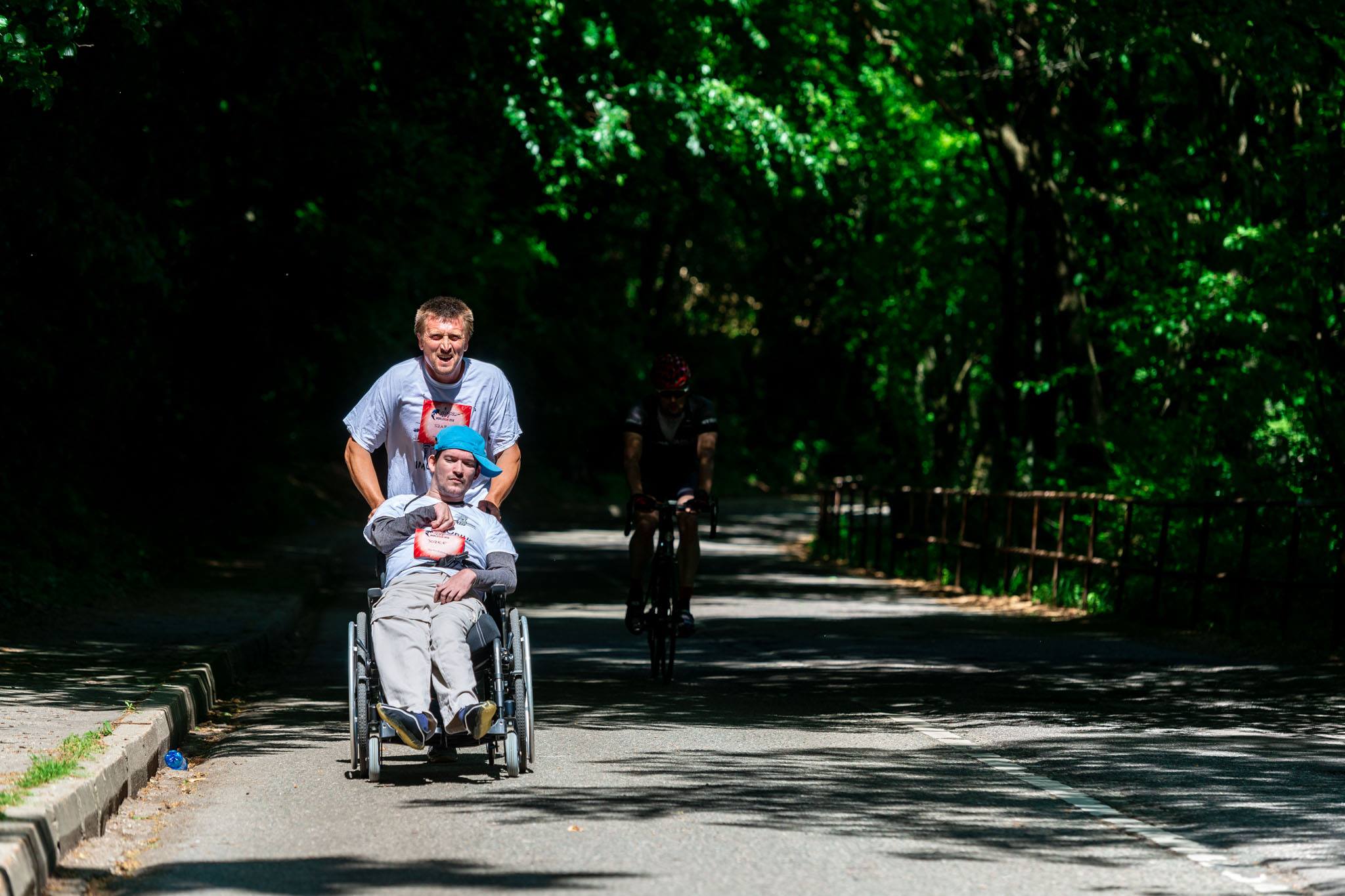 Jozef Griač s asistentom počas behu Wings for Life. Foto - archív