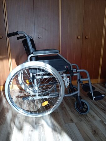 Mechanický invalidný vozík - pohľad zboku