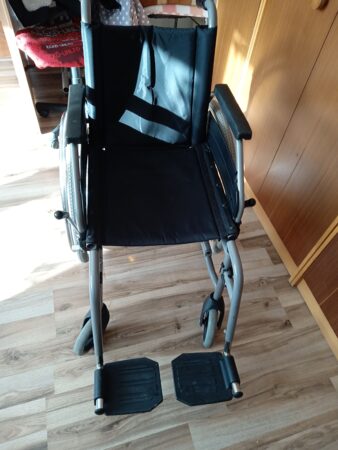Mechanický invalidný vozík - pohľad spredu