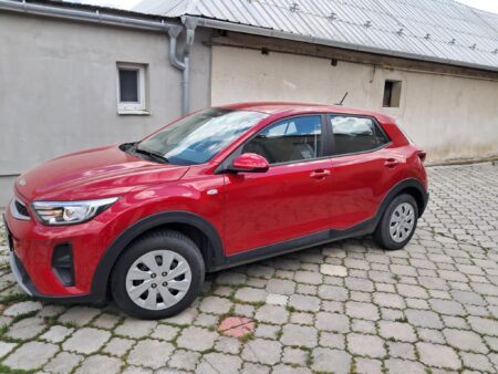 Kia Stonic s presadacím zariadením zboku