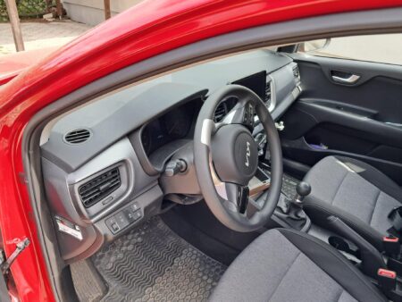 Kia Stonic s presadacím zariadením volant a prístrojová doska