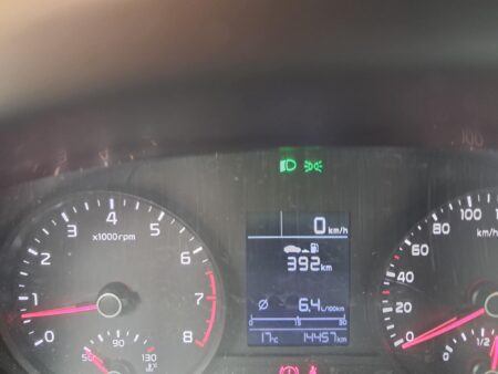 Kia Stonic s presadacím zariadením tachometer